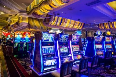 Free-spin feature with expanded reels and multiplier display